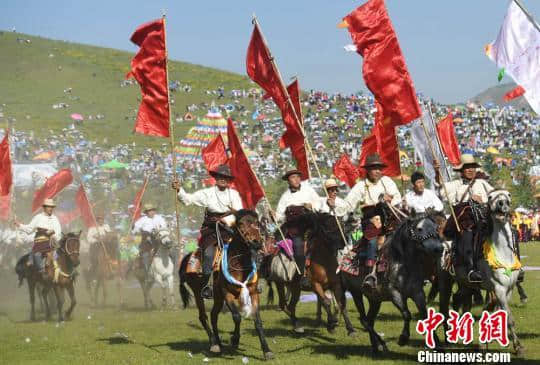 甘南香巴拉旅游艺术节开幕 欢歌载舞庆祝藏区发展