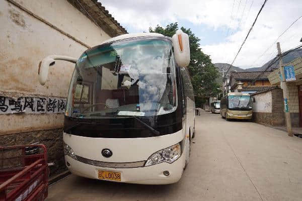 五一云南旅游继续寒冷，“大巴村”百台车停运，车主压力大很着急