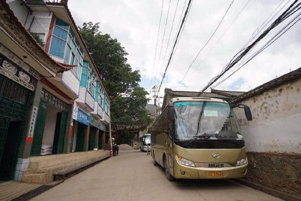 五一云南旅游继续寒冷，“大巴村”百台车停运，车主压力大很着急