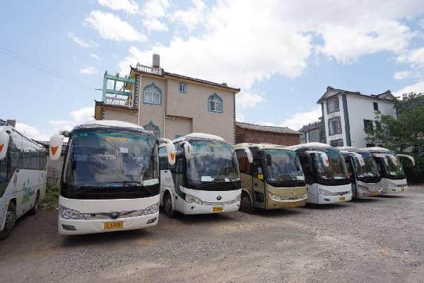 五一云南旅游继续寒冷，“大巴村”百台车停运，车主压力大很着急