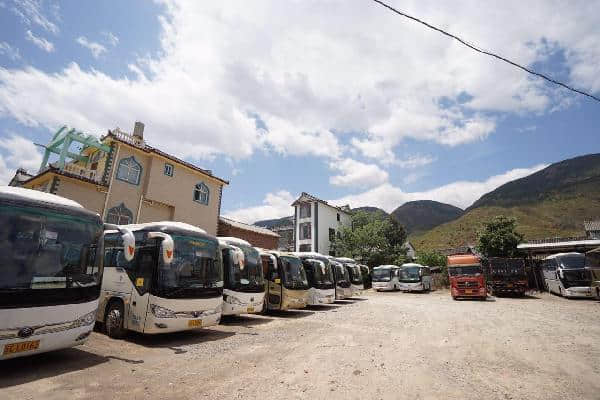 五一云南旅游继续寒冷，“大巴村”百台车停运，车主压力大很着急