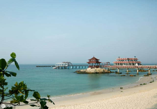 三亚蜈支洲岛：岛上景色优美，被游客称为“中国的马尔代夫”