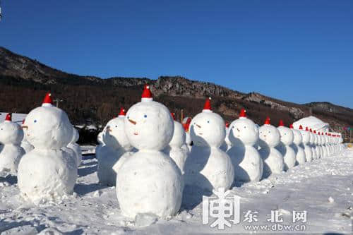 享冰雪盛宴 朗乡22万平方米“冰雪航母”向游客开放