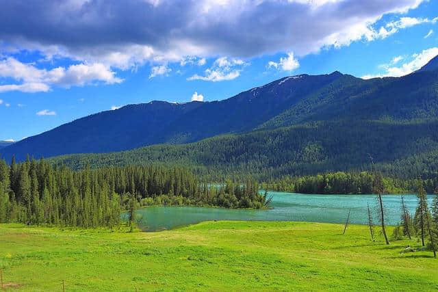 风景独好的伊犁可能占据了新疆旅游的半壁江山