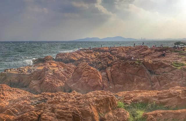 青岛旅游必去景点，在海拔17米的小青岛，欣赏青岛最美夕阳余晖