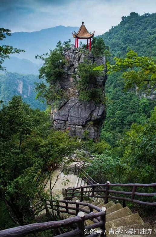 避暑有个好地方 路在悬崖里 人在瀑里游