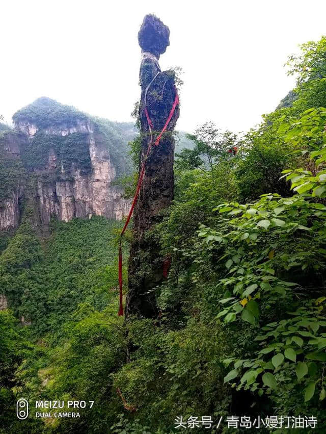 避暑有个好地方 路在悬崖里 人在瀑里游