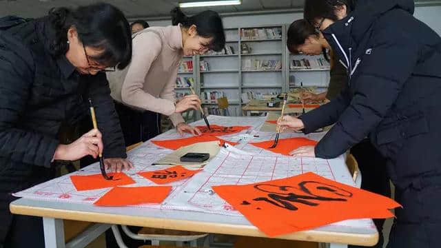 翰墨飘香，新年送福——青岛旅游学校工会组织开展师生书法活动