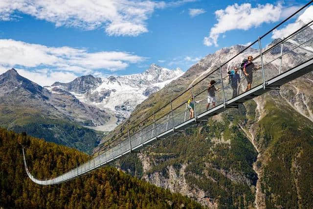 令人胆战心惊的吊桥，却能欣赏到世界上最惊艳的阿尔卑斯山风景