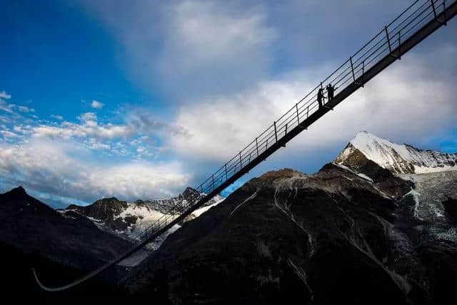 令人胆战心惊的吊桥，却能欣赏到世界上最惊艳的阿尔卑斯山风景