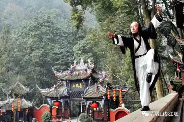 全球旅游达人齐聚青城山｜登高、学太极、话养生、元旦就这样过啦~