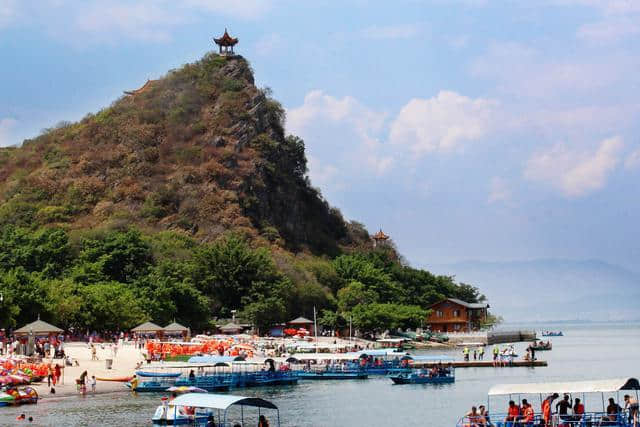 抚仙湖禄充，世上本没有风景区，游玩的人多了，自然成了风景区