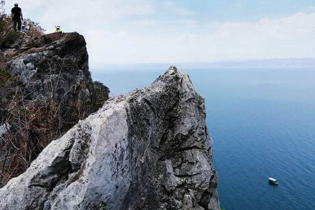 抚仙湖禄充，世上本没有风景区，游玩的人多了，自然成了风景区