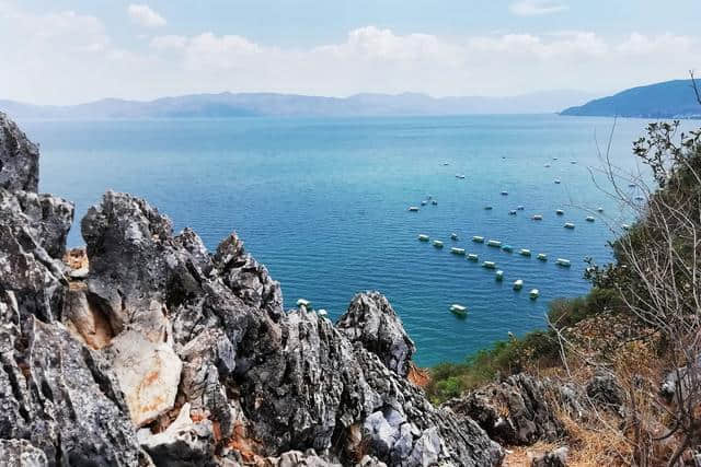 抚仙湖禄充，世上本没有风景区，游玩的人多了，自然成了风景区