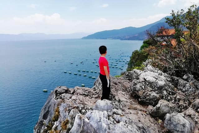 抚仙湖禄充，世上本没有风景区，游玩的人多了，自然成了风景区