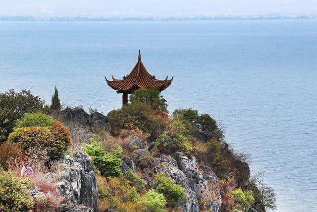 抚仙湖禄充，世上本没有风景区，游玩的人多了，自然成了风景区