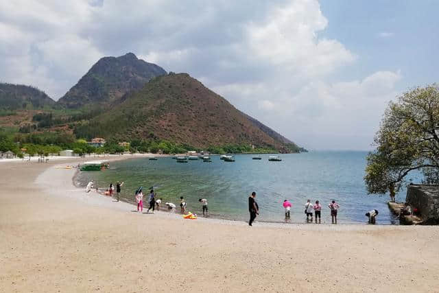 抚仙湖禄充，世上本没有风景区，游玩的人多了，自然成了风景区