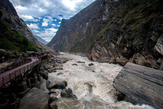 丽江非常火的旅游景点，每处的风景都很漂亮，去过的人都是很值