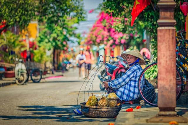 一生总要有一场奋不顾身的爱情，和说走就走的独自旅行