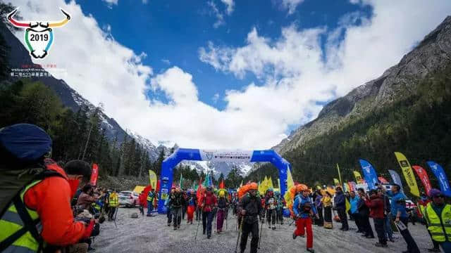 第二届毕棚沟半脊峰冰雪登山大会暨羊角花节在理县毕棚沟开幕