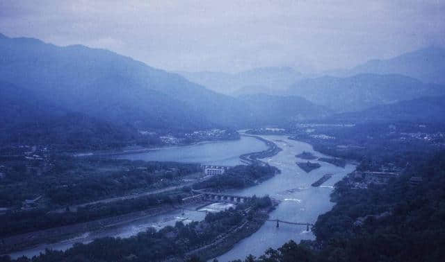 一水养一城，一山道一门—青城山都江堰