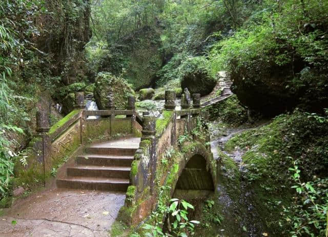 游玩过青城山，千万不要忘记，还有青城山后山及泰安古镇泰安寺