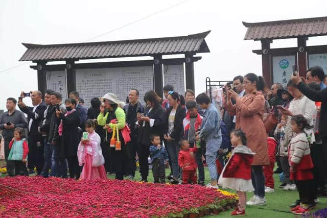 五一期间，老君山的游客好幸运！竟然偶遇“菜棚哥”姚大！