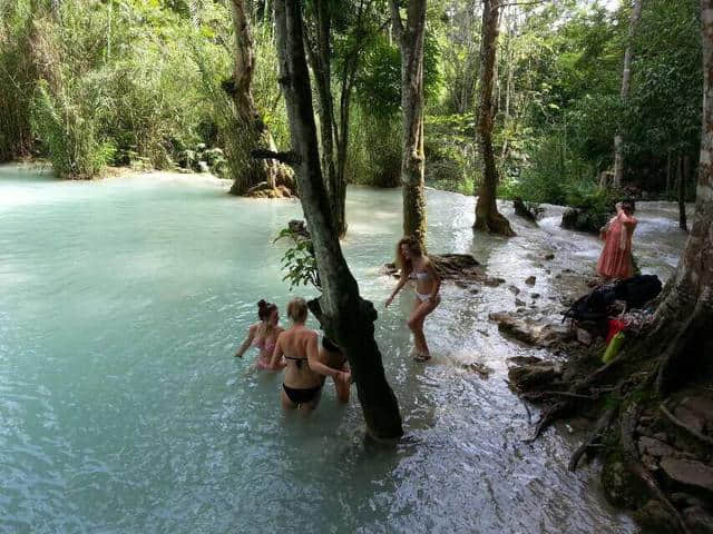 老挝旅游见闻 景点费用2万白菜价 众多外国人前来游泳