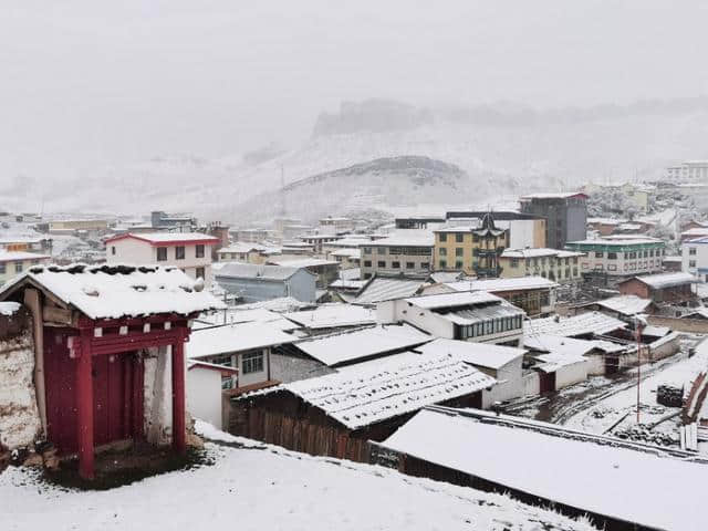 今天立夏第三天，金色大漠摄影团在郎木寺奇遇大雪，极美