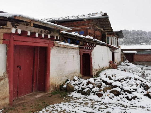 今天立夏第三天，金色大漠摄影团在郎木寺奇遇大雪，极美