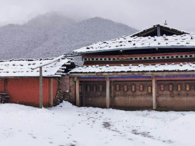 今天立夏第三天，金色大漠摄影团在郎木寺奇遇大雪，极美