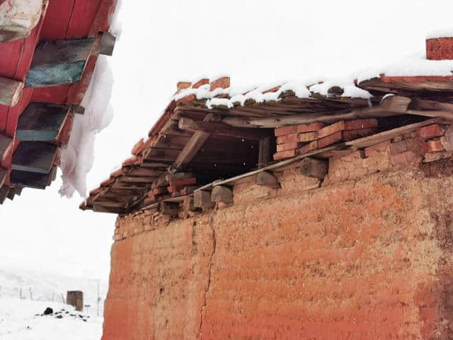 今天立夏第三天，金色大漠摄影团在郎木寺奇遇大雪，极美