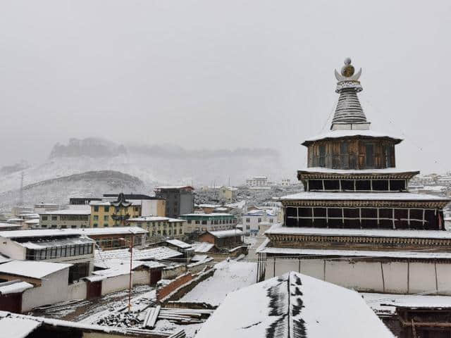 今天立夏第三天，金色大漠摄影团在郎木寺奇遇大雪，极美