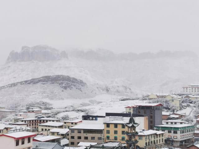 今天立夏第三天，金色大漠摄影团在郎木寺奇遇大雪，极美