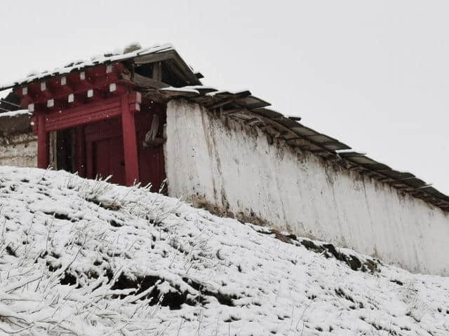 今天立夏第三天，金色大漠摄影团在郎木寺奇遇大雪，极美