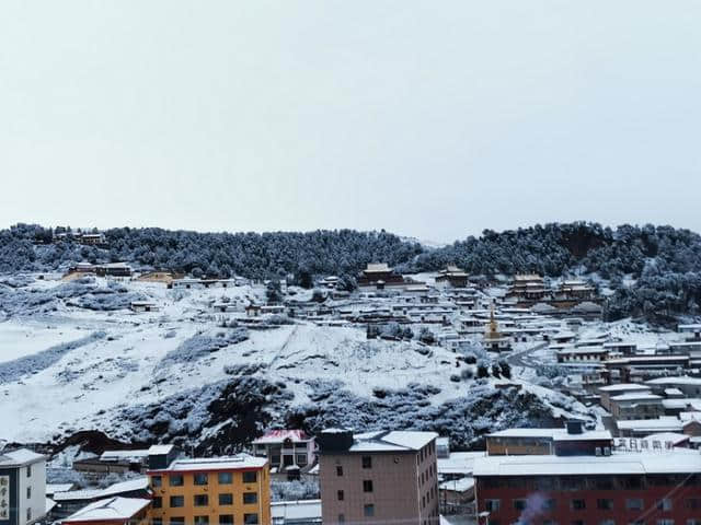 今天立夏第三天，金色大漠摄影团在郎木寺奇遇大雪，极美