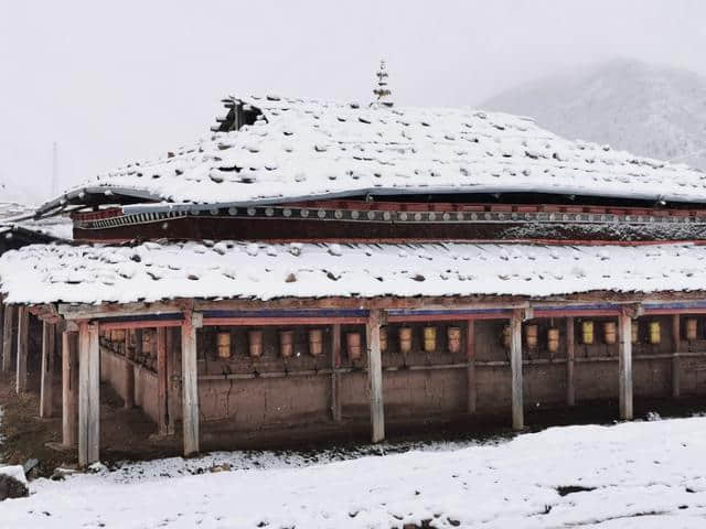 今天立夏第三天，金色大漠摄影团在郎木寺奇遇大雪，极美