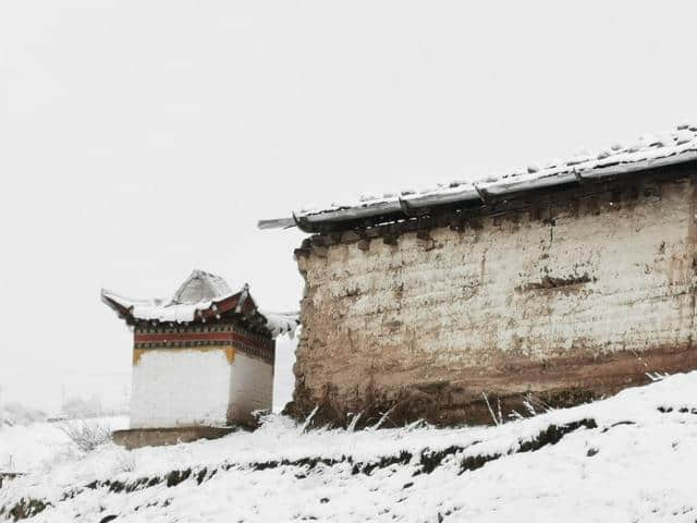 今天立夏第三天，金色大漠摄影团在郎木寺奇遇大雪，极美