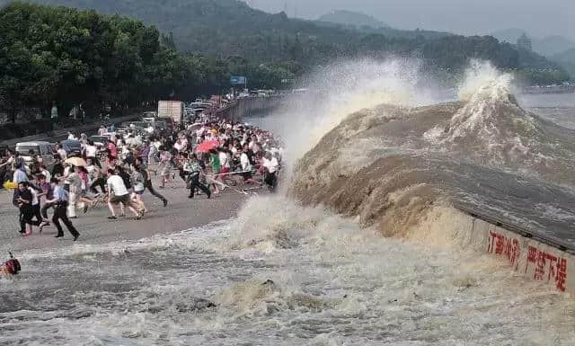 悲剧瞬间发生！河北2女孩被巨浪卷走身亡！去海边游玩一定要看，关键时刻能救命