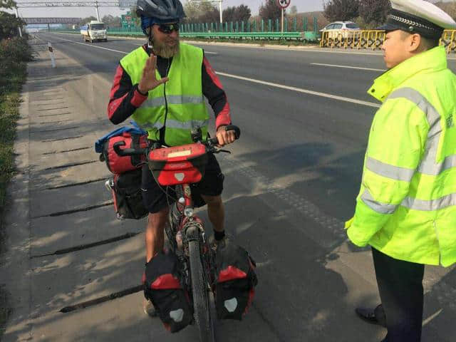 外籍男子骑自行车乾陵旅游 返程时手机导航误上高速