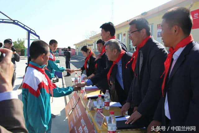 甘肃旅游（控股）有限公司赴榆中范家营举行“爱心助学捐助活动”