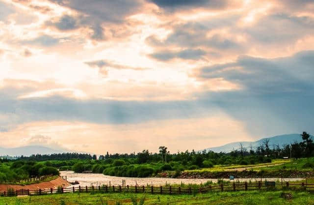 被称为中国的普罗旺斯，新疆夏季最美的地方，很多人都没去过