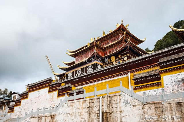 甘南旅游：金顶白塔郎木寺，何时能净化理直气壮伸手要钱的灵魂？