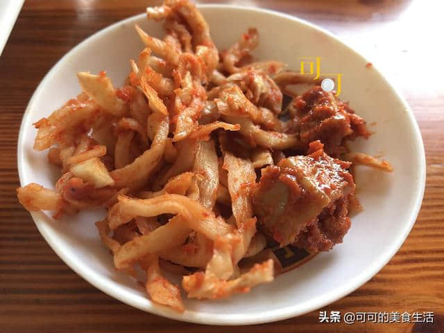 徽州之旅：齐云山脚下午餐，农家乐里两菜一汤65元，油豆皮汤好喝