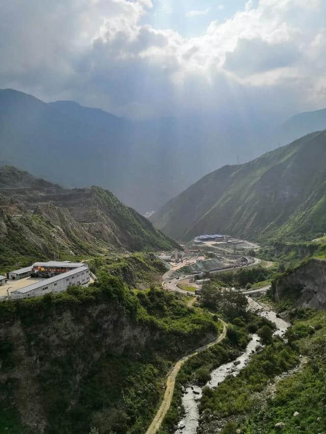 寂寞的旅人啊，康定藏餐的老板娘溜溜的好看