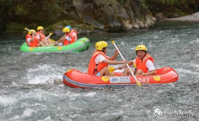 距离成都仅3小时，瓦屋山有个5公里长的漂流，刺激又好玩