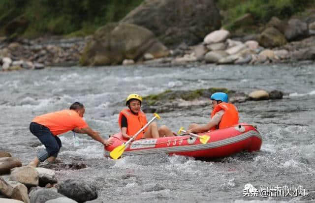 距离成都仅3小时，瓦屋山有个5公里长的漂流，刺激又好玩