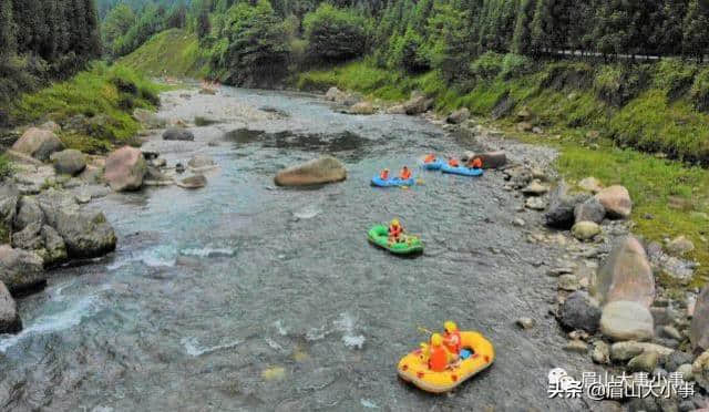 距离成都仅3小时，瓦屋山有个5公里长的漂流，刺激又好玩