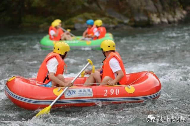 距离成都仅3小时，瓦屋山有个5公里长的漂流，刺激又好玩