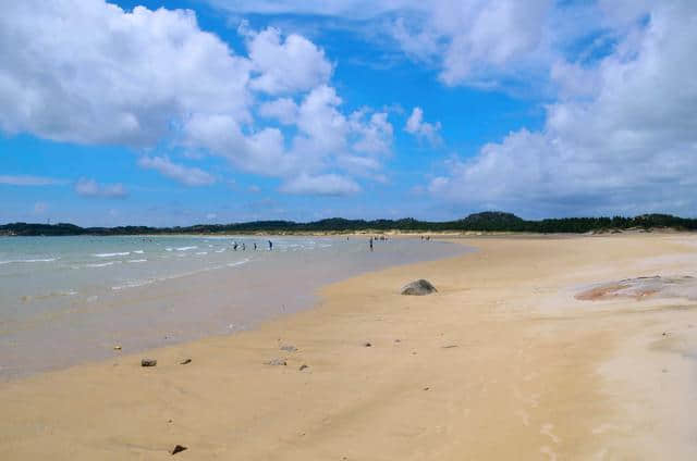 平潭坛南湾沙滩比厦门干净，沙质细腻柔软，国际旅游岛只欠东风！